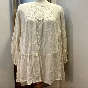 NWT Crème Adiva keyhole button back oversized top